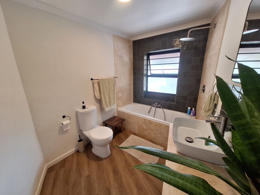 4 Bedroom Property for Sale in Wavecrest Eastern Cape